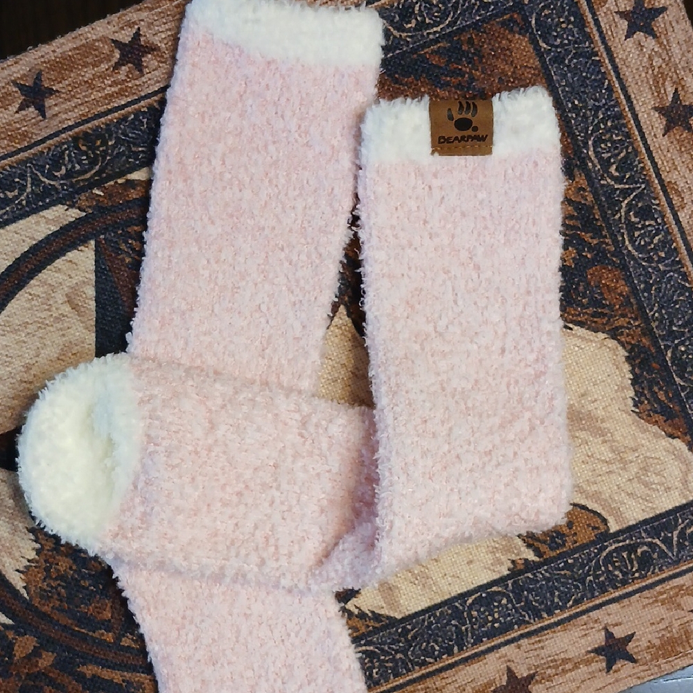 🧡BNWOT Bearpaw Pink Fuzzy Socks with White Trim